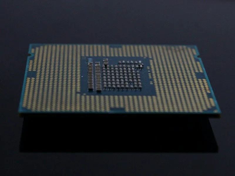 Primo piano dei pin e dei contatti della CPU