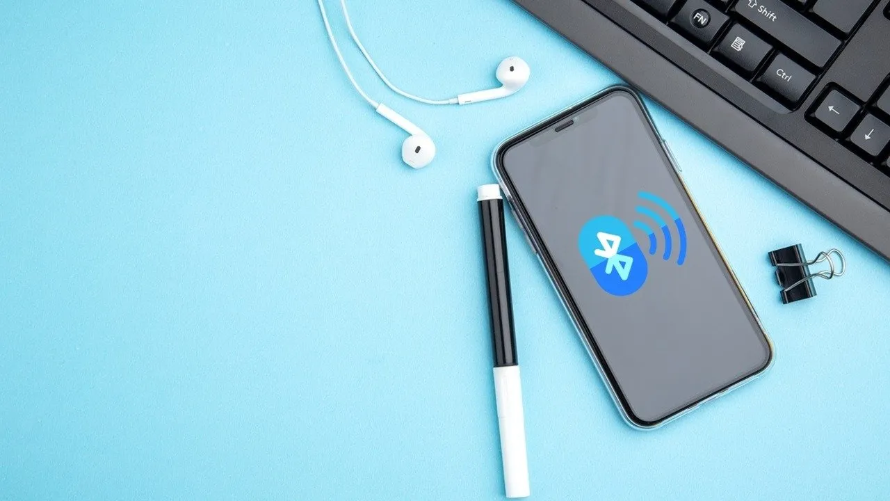 Bovenaanzicht van Office Concept met mobiele telefoon hoofdtelefoon op blauwe achtergrond