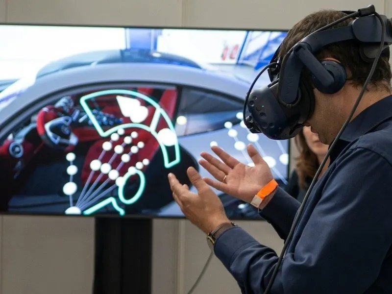 Persoon die een VR-headset gebruikt voor auto-ontwerp