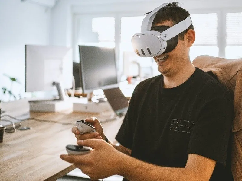 Person, die das Meta Quest 3 VR-Headset verwendet
