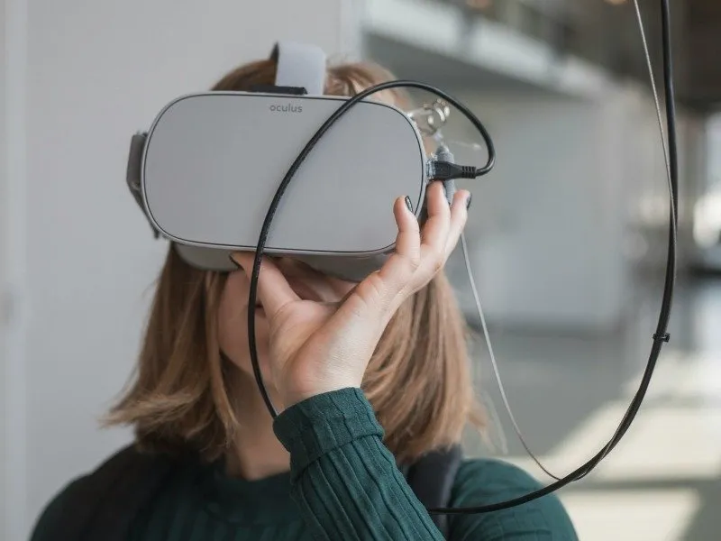 Persoon die de Oculus Rift VR-headset gebruikt