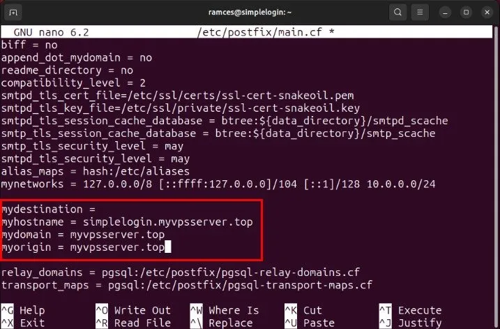 Un terminale che evidenzia il nome host e il blocco del dominio per il file di configurazione di Postfix.