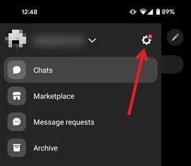 Accediendo al ícono de ajustes en la aplicación Messenger para dispositivos móviles.