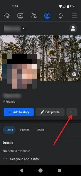 モバイルの Facebook プロフィールで 3 つの点をタップします。
