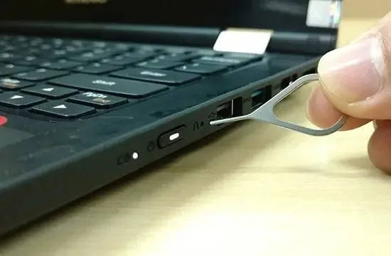 筆記型電腦上的硬體重置按鈕