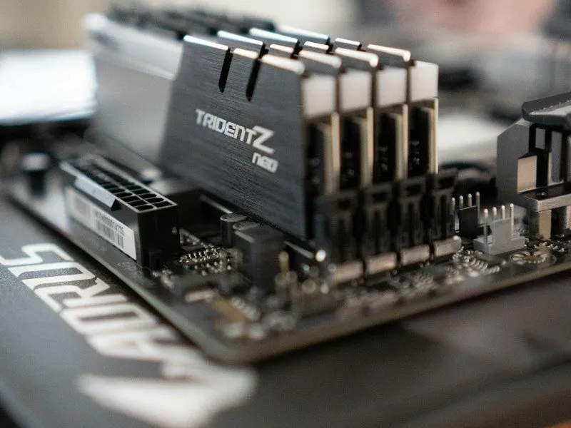 Close-up van vier RAM-sticks op een moederbord