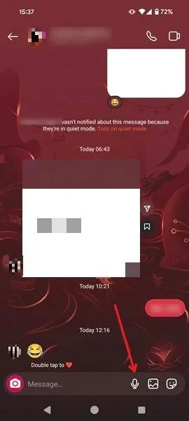 Ícone de mensagem de voz no aplicativo Instagram mostrado próximo à caixa de bate-papo.