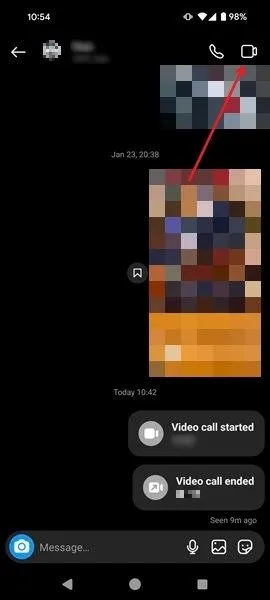 Instagramアプリの個別DMのビデオ通話アイコン。