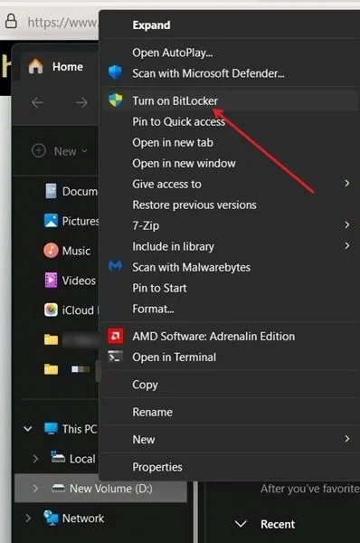 En cliquant sur l'option Activer BitLocker dans le menu contextuel du Gestionnaire de fichiers.