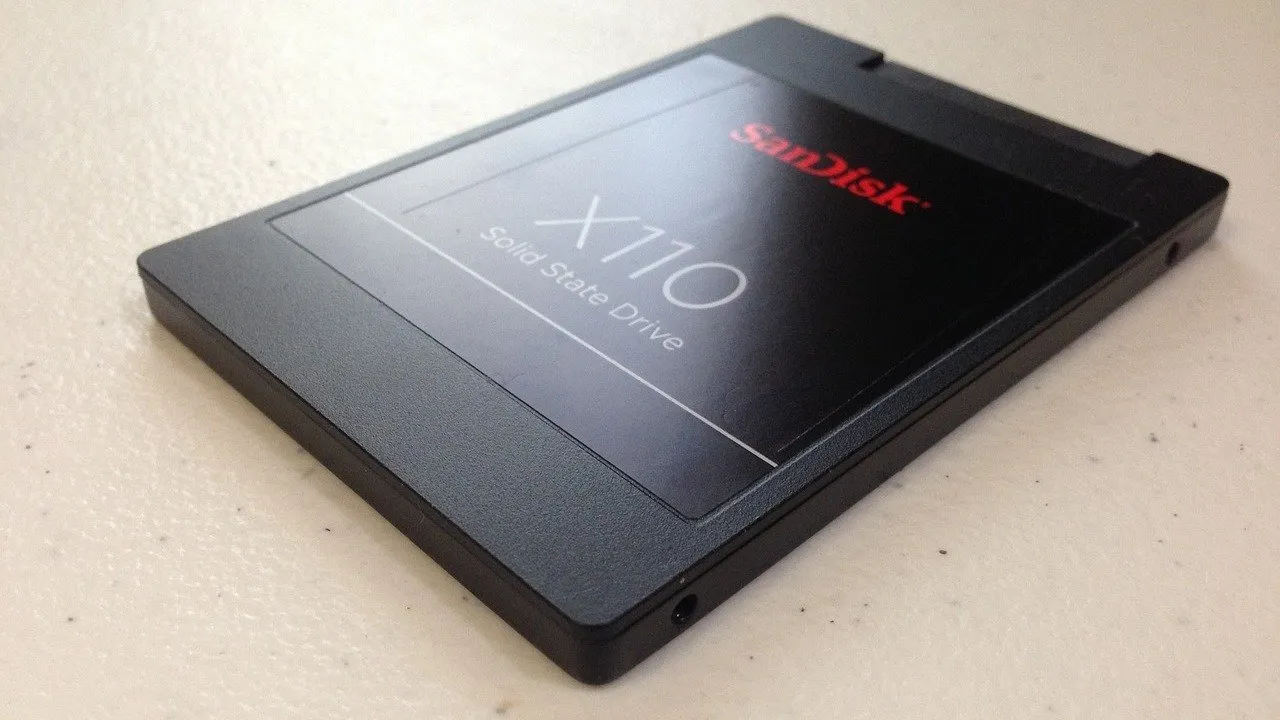 SSD SanDisk deitado em uma superfície