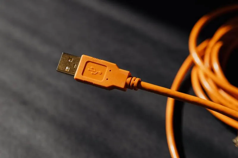 Überprüfen Sie die Stromquelle, z. B. ein USB-Kabel