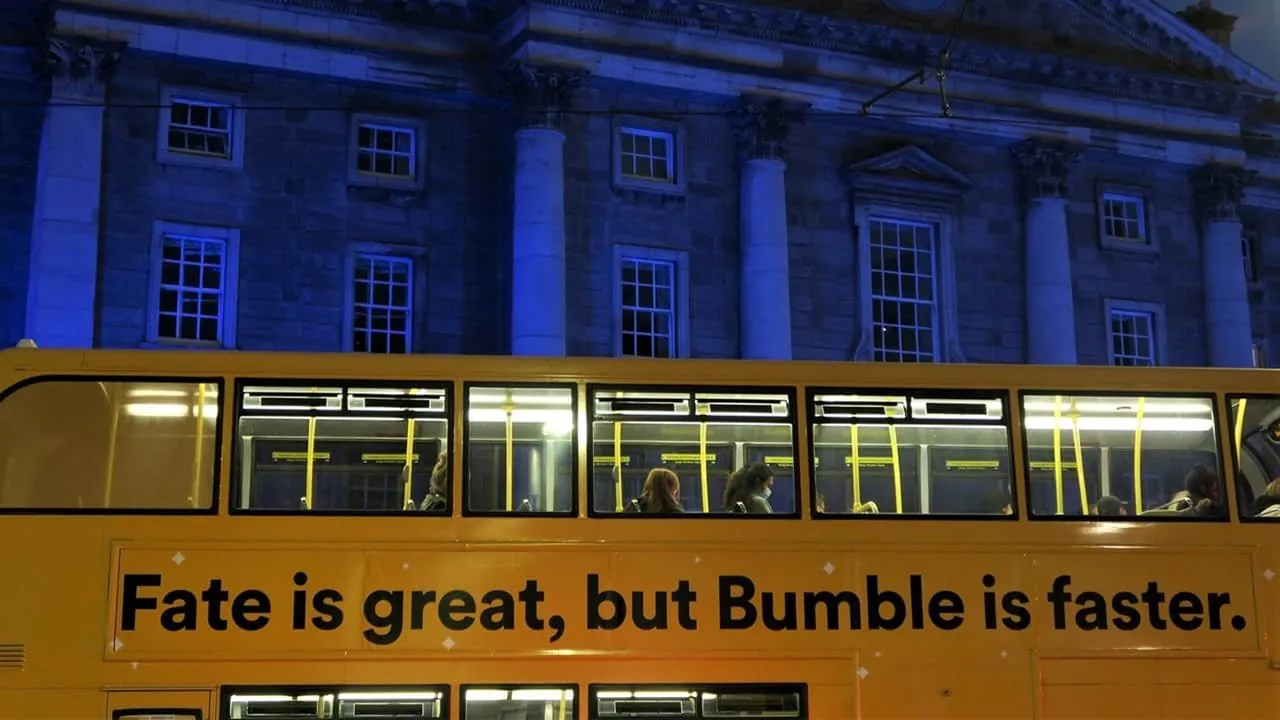 Gente en un autobús que dice Fate es genial pero Bumble es más rápido.