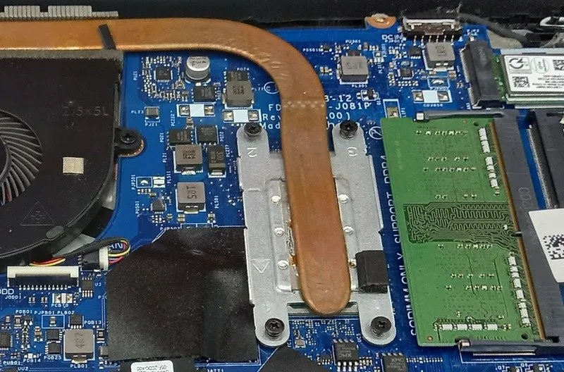 Dual-Channel-RAM-Konfiguration in einem Laptop-Motherboard mit einem einzelnen RAM-Riegel und einem leeren Steckplatz.