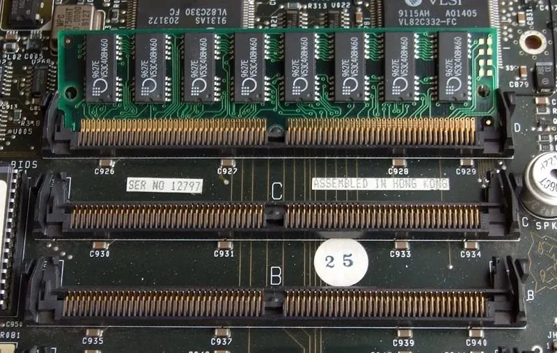 RAM de canal octa ilustrando a aparência de uma RAM multicanal (Fonte: Wikipedia).