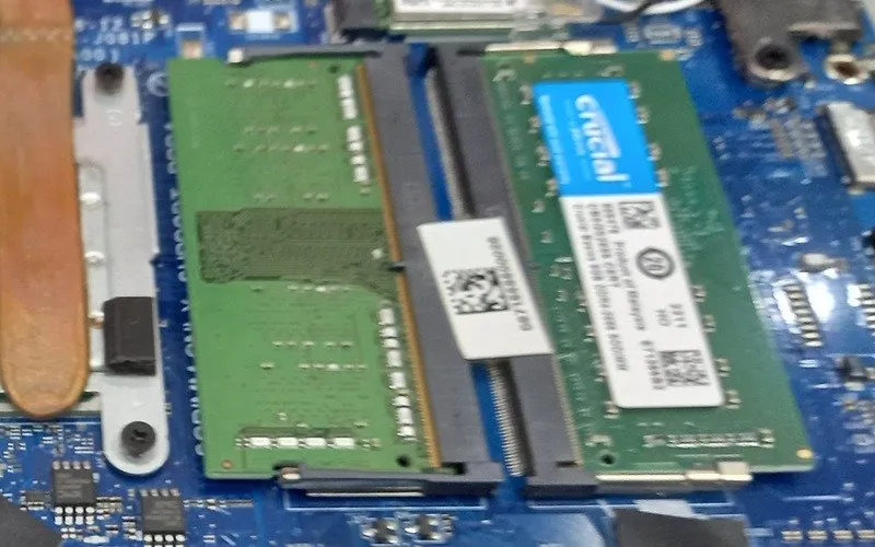 Determinar si la placa base de una computadora portátil admite RAM de doble canal mediante una inspección visual de las ranuras de RAM.