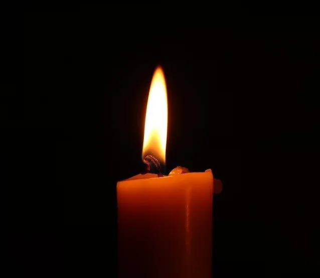 Una vela brillante con fondo negro.