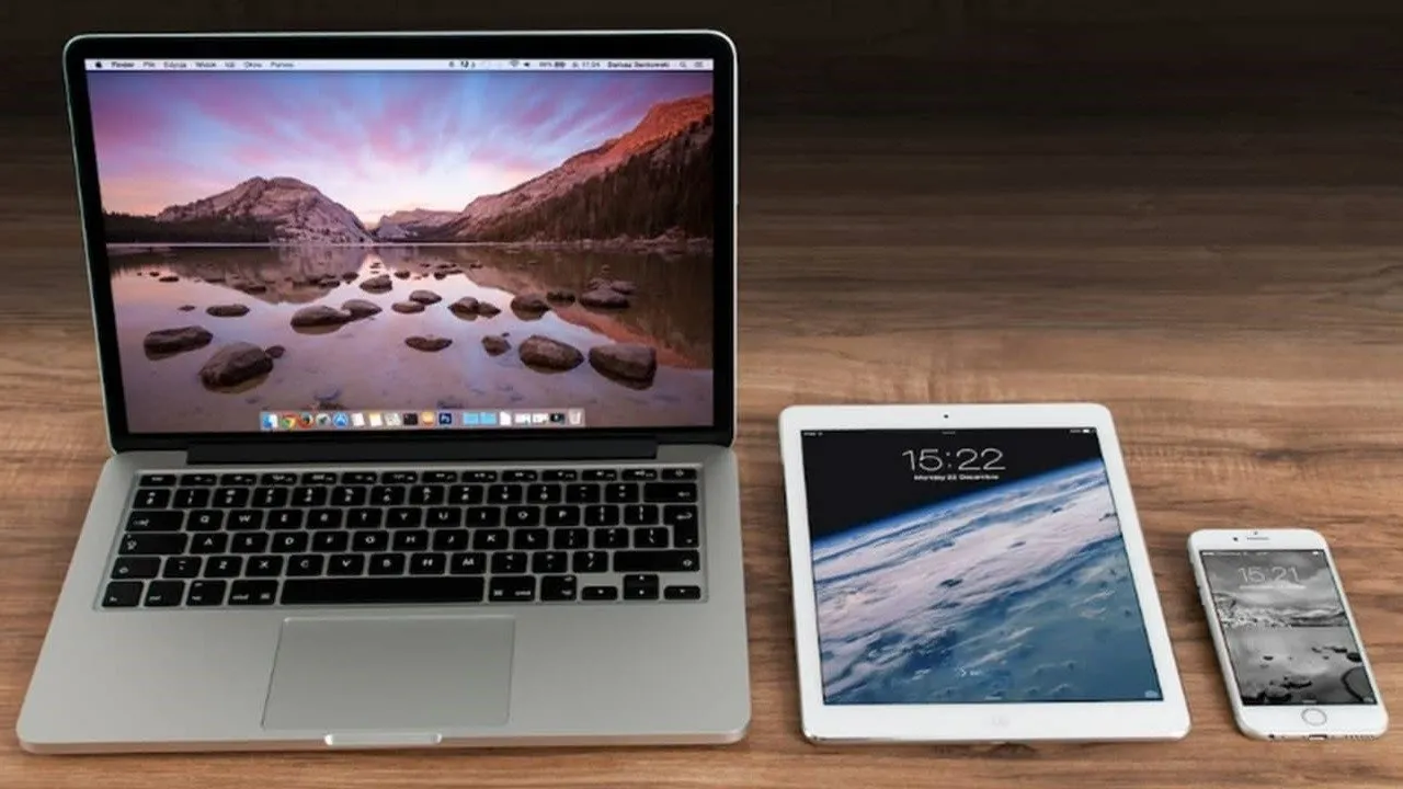 Un laptop, un tablet e uno smartphone seduti uno accanto all’altro.