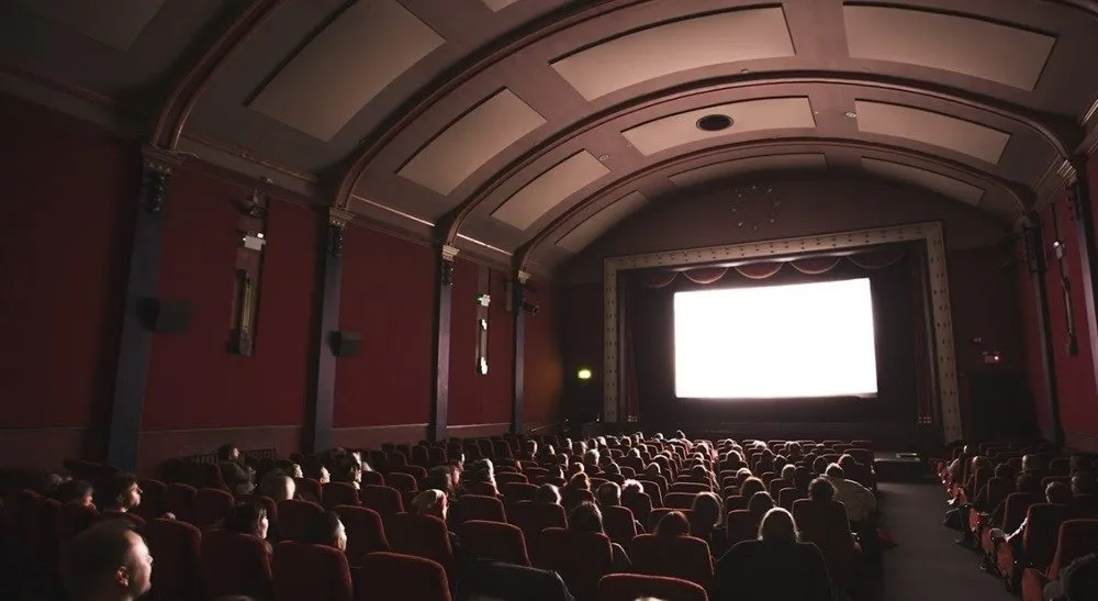 Gente sentada en una sala de cine