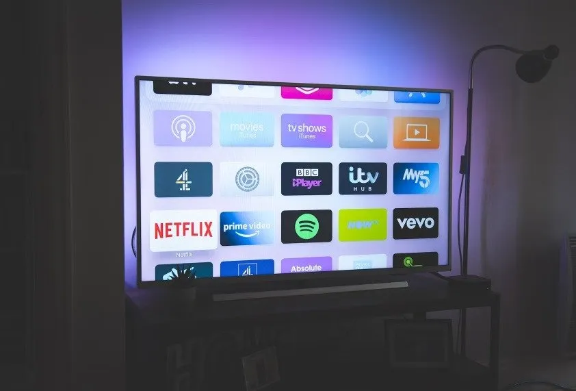 Entendendo o que é um brilho de tela com uma smart TV com aplicativos