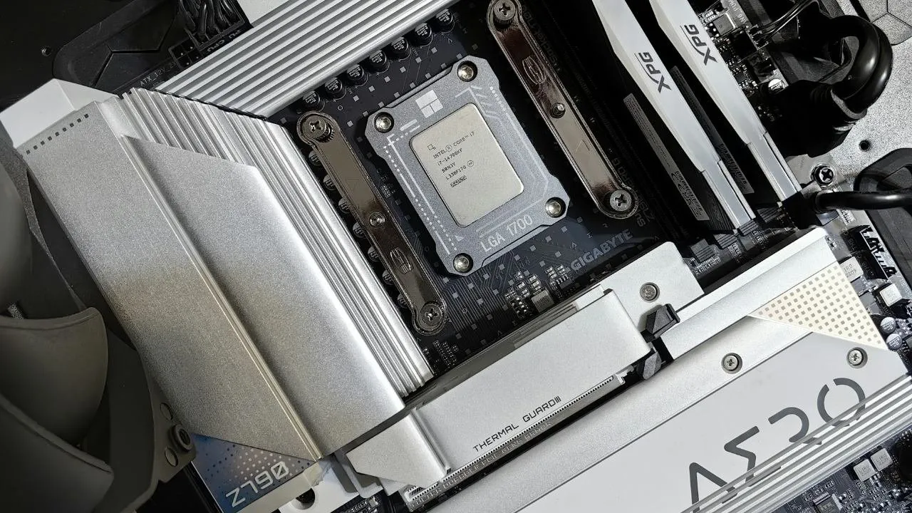 Intel Core i7-14700KF auf einem Gigabyte-Motherboard installiert