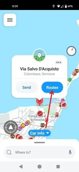 Tikken op de knop Routes in het bestemmingspop-upvenster in de Waze-app.