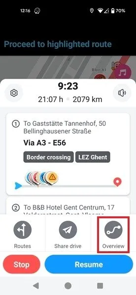 중지 및 개요 옵션이 표시된 Waze 앱에서 경로를 확인하는 중입니다.