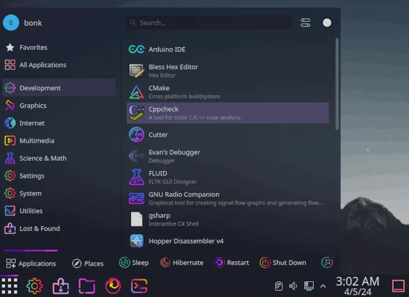 KDE Plasma 的應用程式選單打開，其中包含 Black Arch 應用程式套件和自訂主題