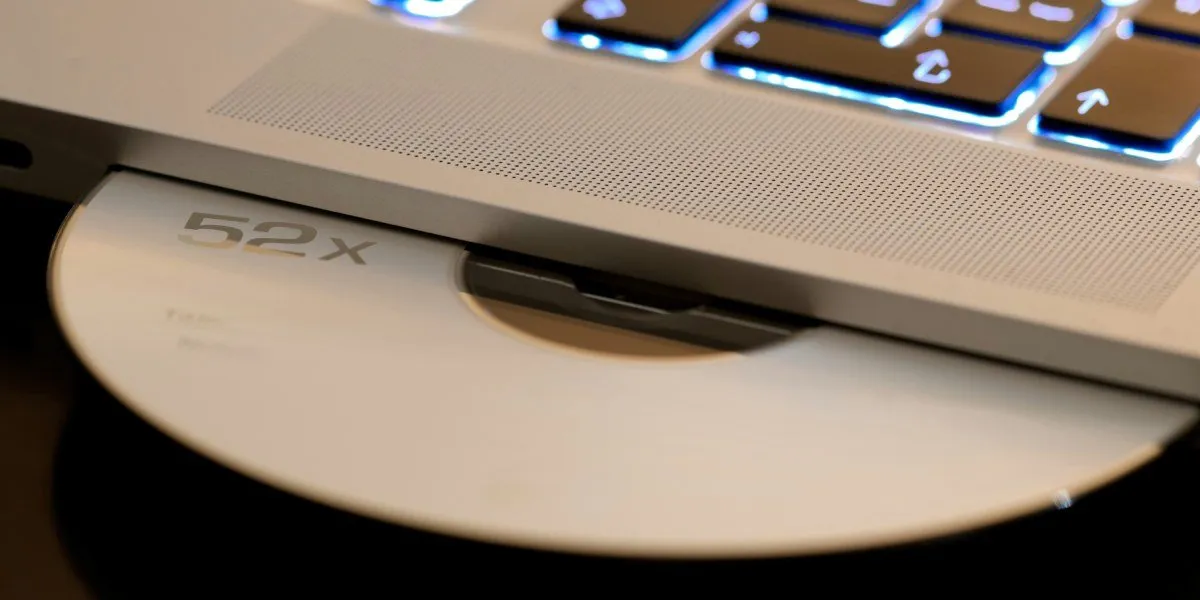 Computadora portátil de recuperación de CD Dying con unidad óptica incorporada