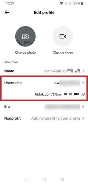 Kliknięcie bieżącej nazwy użytkownika w aplikacji TikTok.