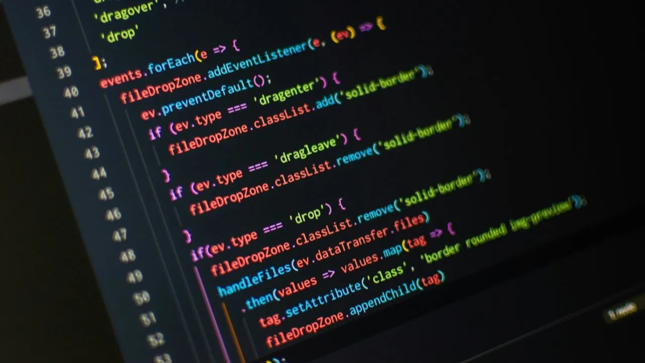 Een foto van een computerscherm waarop JavaScript-code wordt weergegeven.