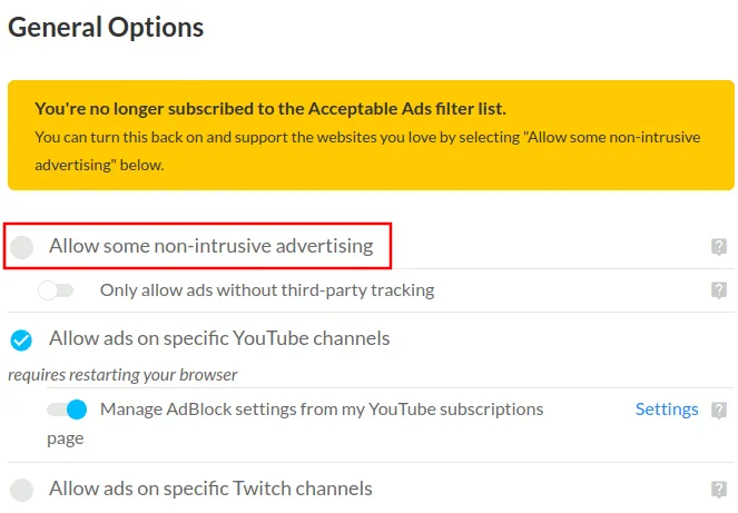 AdBlock-Seite mit allgemeinen Einstellungen und hervorgehobener Option zum Deaktivieren des Programms „Akzeptierte Anzeigen“