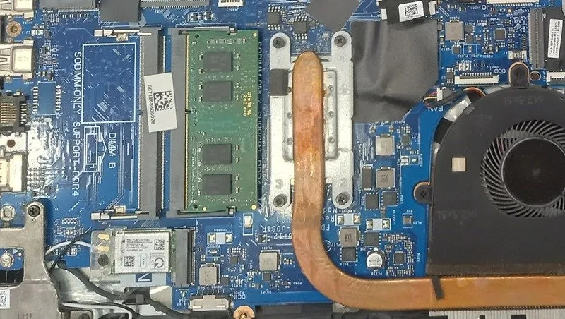 Placa-mãe RAM de canal duplo operando em modo de canal único com um slot de memória vazio.
