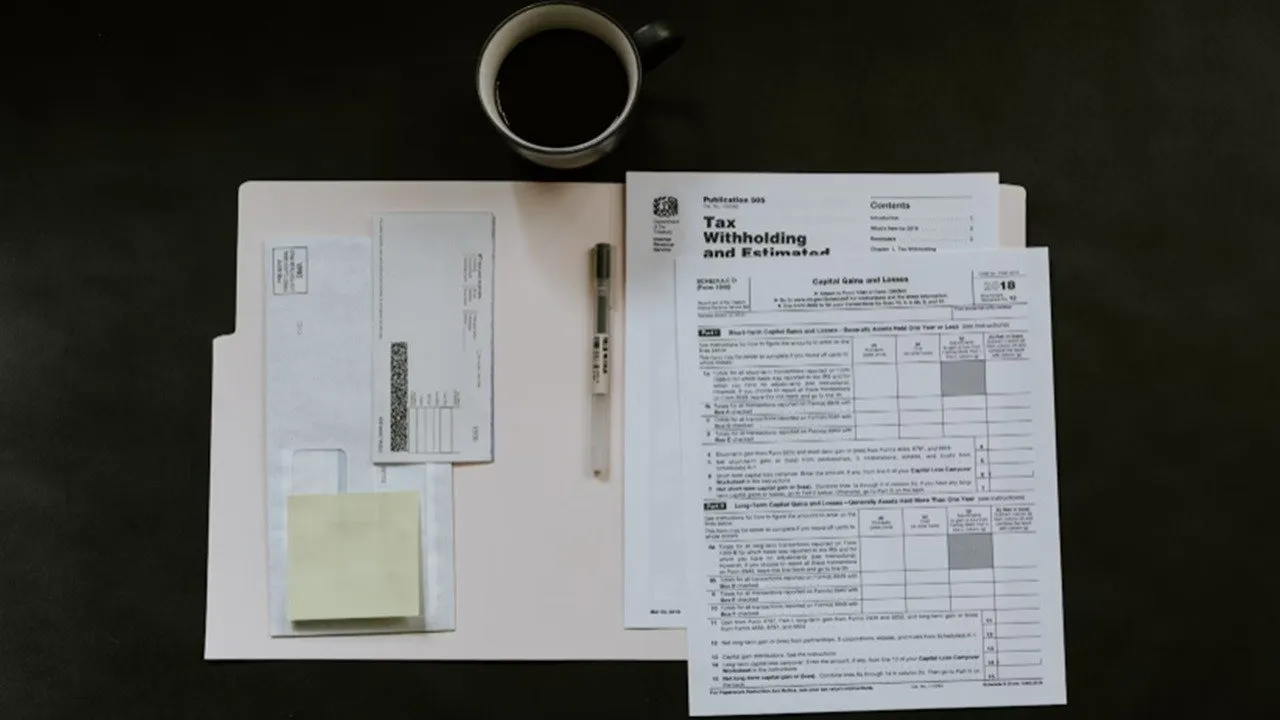 テーブルの上にコーヒーカップと納税申告書が置いてあります。