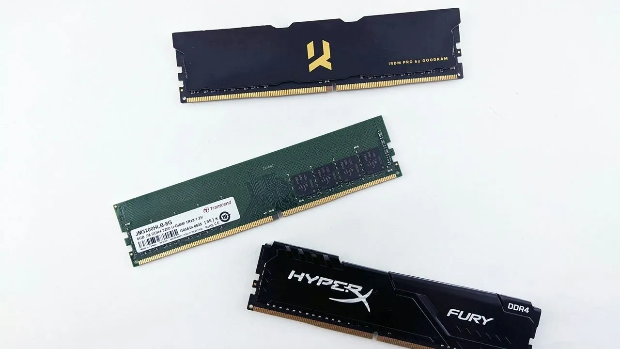 DIMM、SODIMM など、さまざまな RAM タイプを示す注目の画像 (出典: Unsplash)
