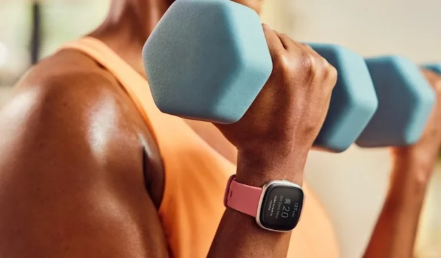 La montre intelligente Fitbit Versa 4 Fitness peut suivre toutes vos activités estivales