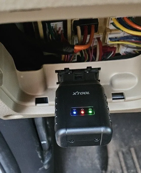 Kia の OBD ポートに接続された VCI ボックス。