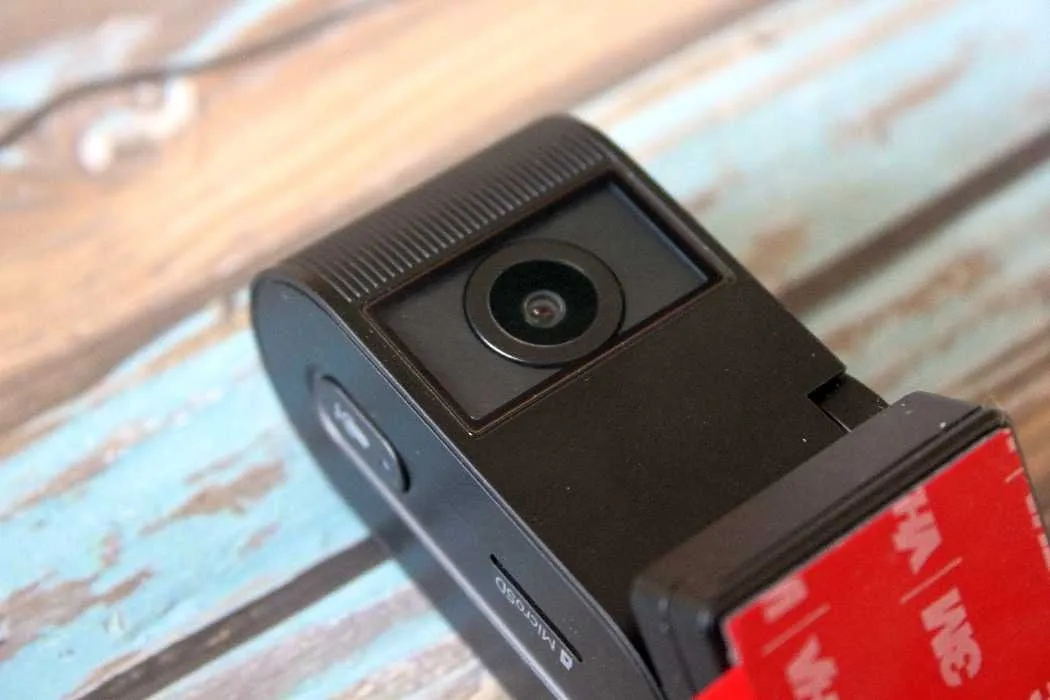 Closeup de lente de câmera minúscula Viofo Vs1 2k