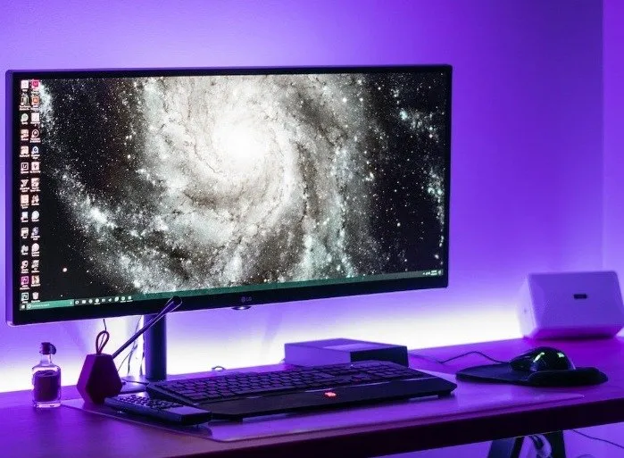 Un monitor da gioco su una scrivania
