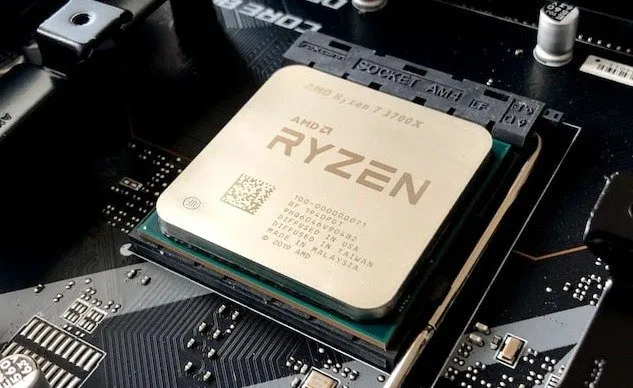 Close de um processador AMD Ryzen em uma placa-mãe
