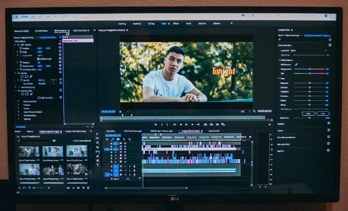 Un software di editing video in esecuzione su un computer