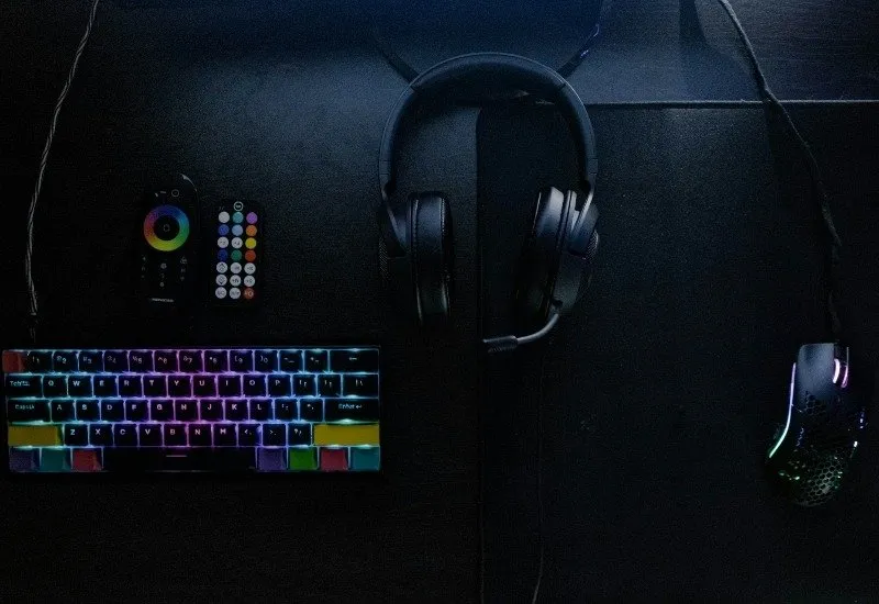 Eine Tastatur, ein Headset und eine Maus auf einem Schreibtisch