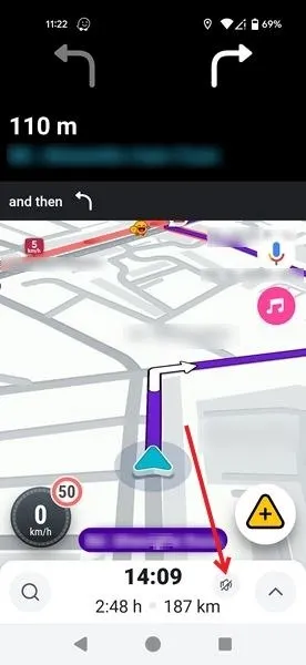 Stuknięcie ikony wyłączenia dźwięku na ekranie nawigacji aplikacji Waze.