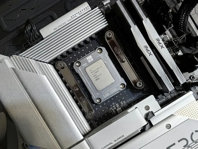 Close-up van een CPU die op een moederbord is geïnstalleerd