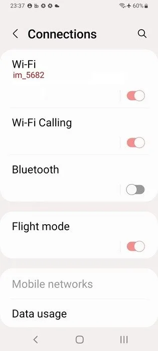 Połączenia Wi-Fi i tryb samolotowy (lotny) aktywowane razem w systemie Android.