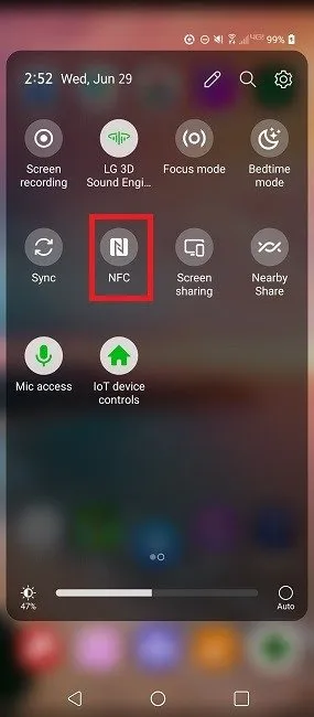 Ative o NFC na bandeja de notificação do seu dispositivo.