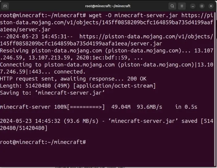 Een terminal die het proces toont van het downloaden van het .jar-bestand van de server met behulp van wget.