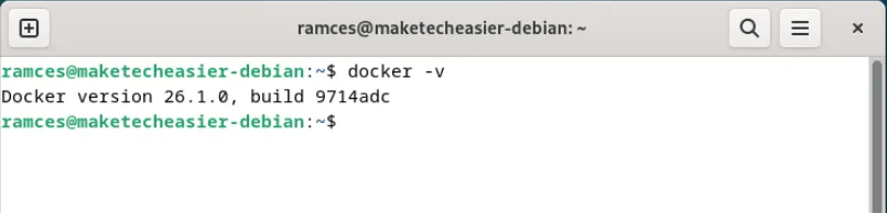 Una terminal que muestra la última versión de Docker disponible en el repositorio.