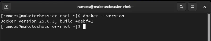 Un terminale che mostra la versione downgrade di Docker in esecuzione in RHEL.
