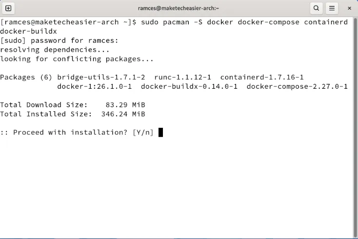 Un terminale che mostra il prompt di installazione di Docker in Arch Linux.