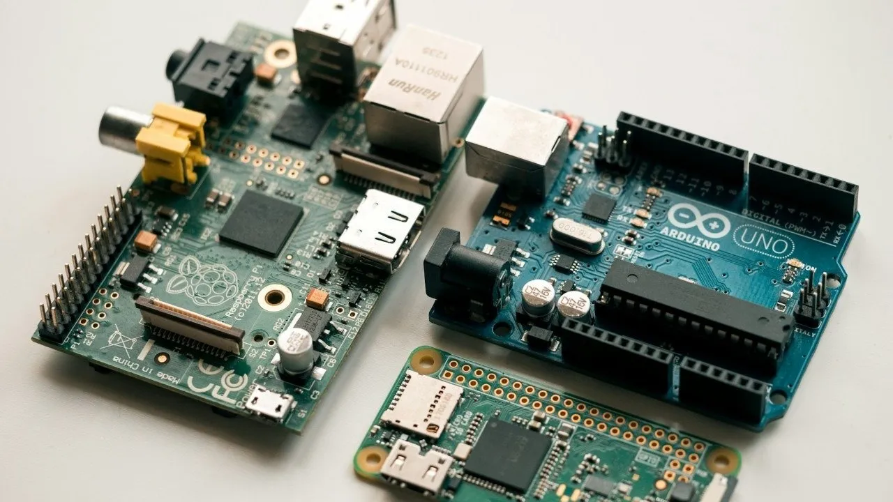 Raspberry Pi en Arduino naast elkaar